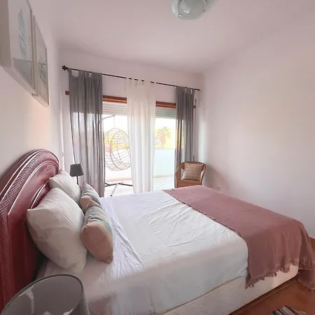 Апартаменты Pool View Balcony & Walk To Beach, By Timecooler *