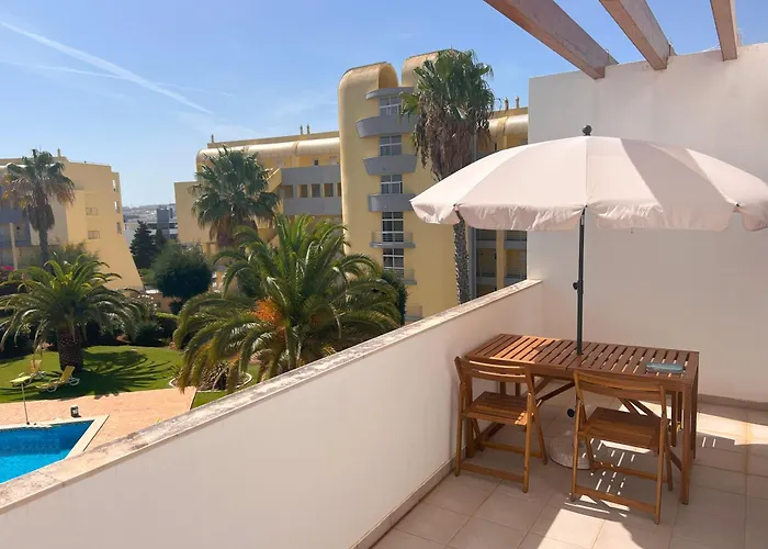 Pool View Balcony & Walk To Beach, By Timecooler Apartment *