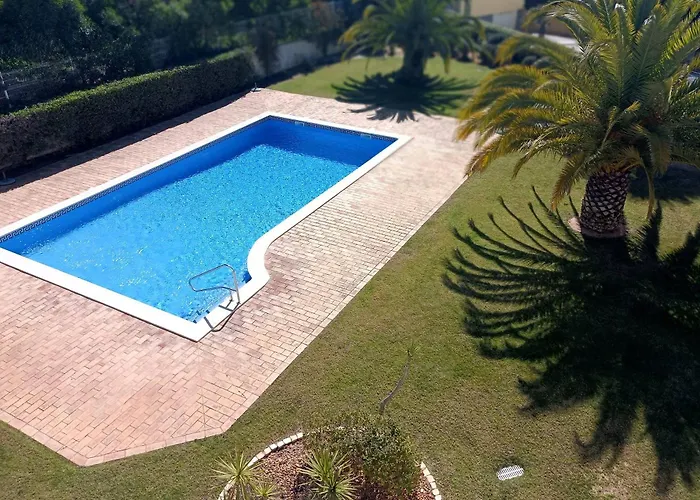 Pool View Balcony & Walk To Beach, By Timecooler Apartment *